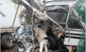 Collision entre le bus d’une école de foot et un camion : Les images de l’accident qui a fait 3 morts (photos)