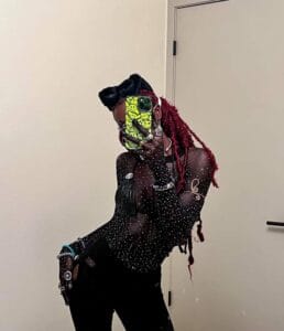 En chatte noire, Diarra Sylla change complètement de style