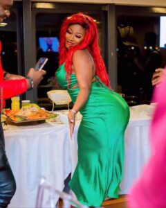 En vert Sénégal, Carmen, la veuve de Dj Arafat, exhibe son booty