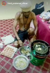 (Vidéo): En mode « cuisinier », le rappeur 10mil prépare le repas dans la chambre