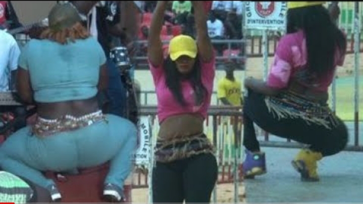 (Vidéo): « Leumbeul niapakhou » sans slip, ses danseuses font saliver le public