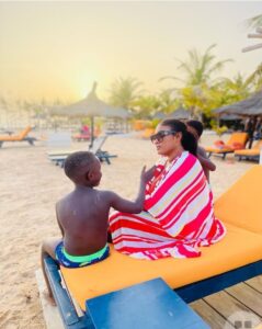 (Photos): L&rsquo;actrice Adja se la coule douce en mer