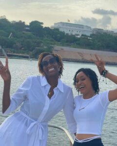 (Photos): En compagnie de la basketteuse Astou Ndour, Fah Aidara se la coule douce en mer