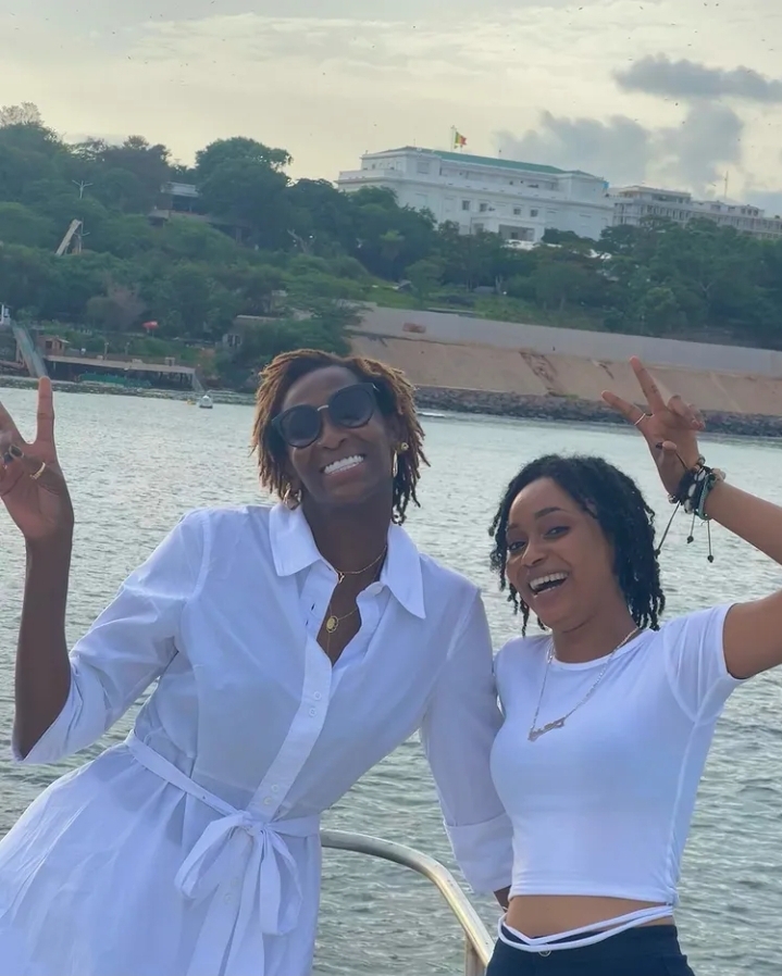 (Photos): En compagnie de la basketteuse Astou Ndour, Fah Aidara se la coule douce en mer