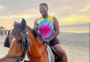 (Photos): La baby star Abiba à cheval en mer avec un petit cuissard