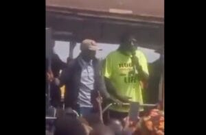 Une femme empoigne l&rsquo;engin d’un candidat pendant sa campagne