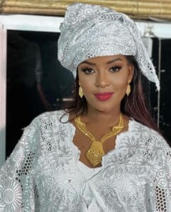 (05 photos) : En total look blanc, l&rsquo;animatrice Awa Gai sublimée par ses bijoux en or