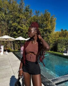 (04 photos) – Poitrine et pose provoc : Diarra de Sen P&rsquo;tit Gallé se la joue femme fatale