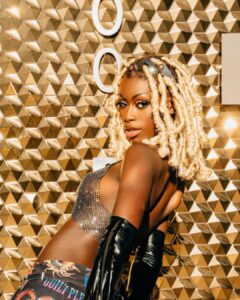 (06 photos) : Diarra Sen P&rsquo;tit à l&rsquo;aise avec son soutien-gorge transparent à l&rsquo;air