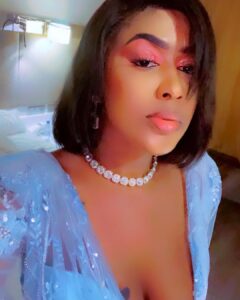 (06 photos) : Décolletée plongeante, fente osée,  L&rsquo;actrice Dieyna de la série Nafi hypnose ses followers