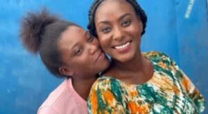 Arrêt sur image : Halima Gadji en toute complicité avec sa fille aînée