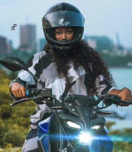 La ravissante actrice Diarra alias Cathy de la série « Virginie » en mode motard 