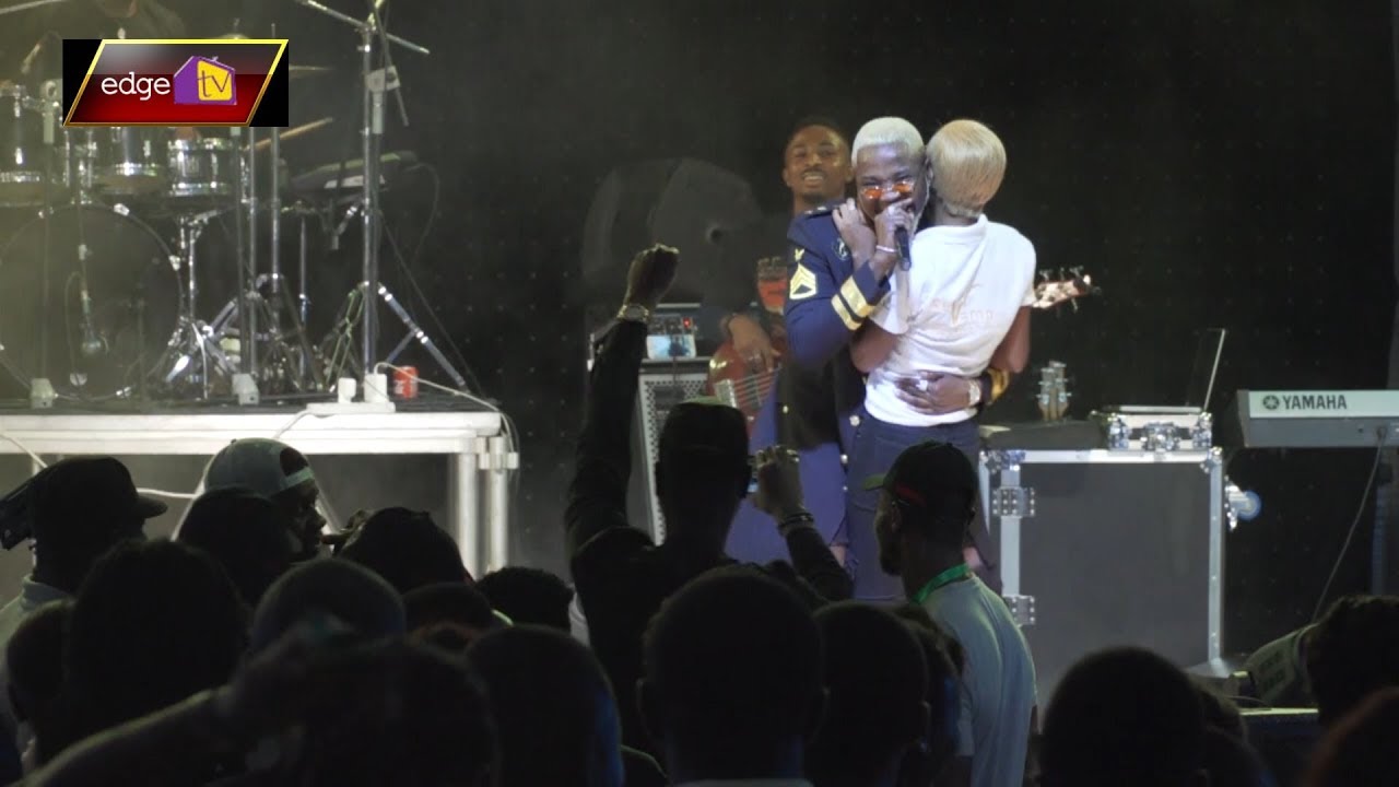Vidéo : Après Tayc, le Nigérian Kizz Daniel se permet aussi de tripoter une fan sur scène