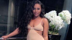 (02 photos) : Mami Camara, l&rsquo;épouse de Abba moulée dans une robe hyper serrée et décolletée