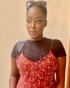 (02 photos) : L&rsquo;actrice Mami de la série Adja sublime dans sa robe imprimée moulante