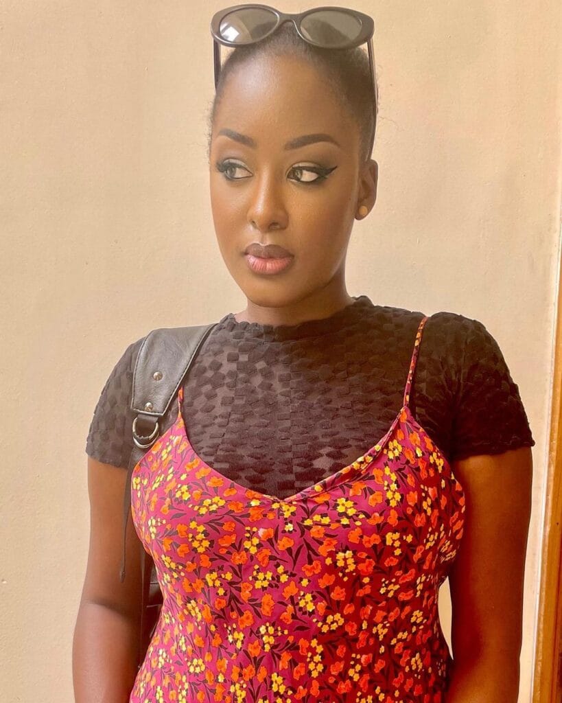 (02 photos) : L&rsquo;actrice Mami de la série Adja sublime dans sa robe imprimée moulante