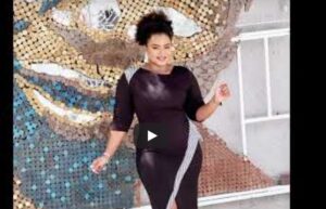 (Vidéo) : L&rsquo;animatrice Merry Bèye moule ses rondeurs dans une robe noire