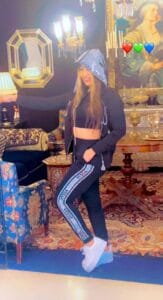 (02 photos) : Lookée en sportswear, Viviane brille de mille feux