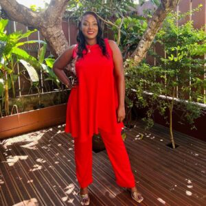 (06 photos) : Les internautes craquent pour le rouge danger et classe de Halima Gadji