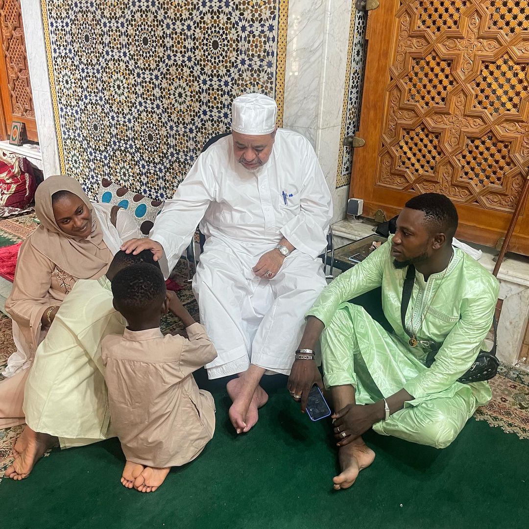 (04 photos) : L’actrice Adja effectue son ziarra au mausolée de Cheikh Ahmed Tidiane avec ses enfants