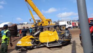 Un camion-citerne s’écroule sur un taxi à Grand-Mbao : Trois morts ! 