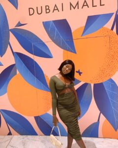 (03 photos) : A Dubaï, l&rsquo;actrice Ami se moule sensuellement dans une robe vert olive