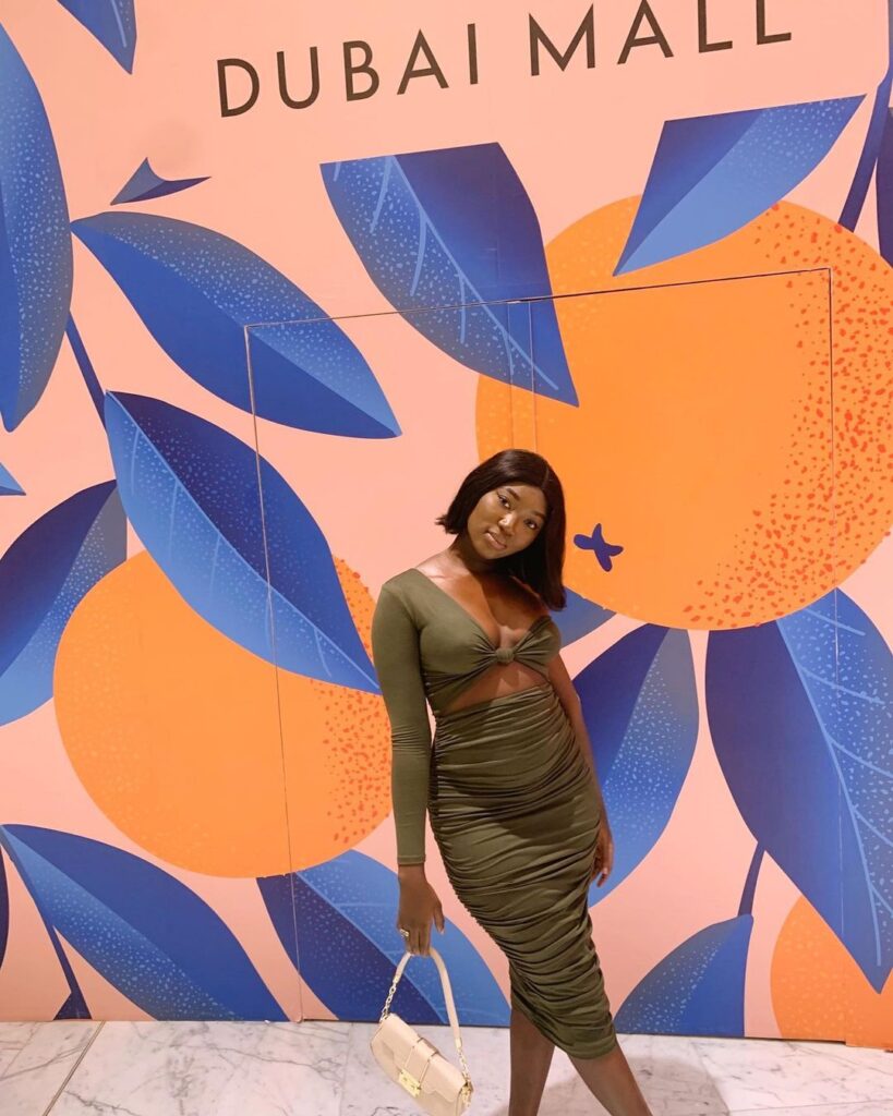 (03 photos) : A Dubaï, l&rsquo;actrice Ami se moule sensuellement dans une robe vert olive