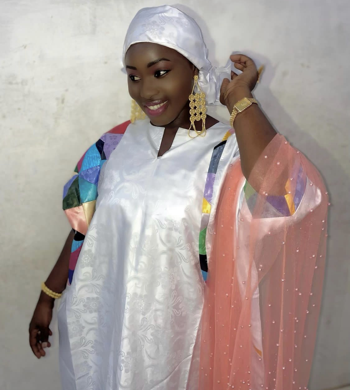 (Photos) : Mame Diarra de la série « Infidèles » dans une robe Ndiakhass à vous séduire