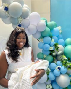(Photos): Aadjah Everywhere devenue tata, admirez sa joie de vivre