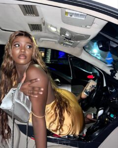 (06 photos) : Popotin XXl, voiture de luxe, Aadjah Evertwhere, élégance reine