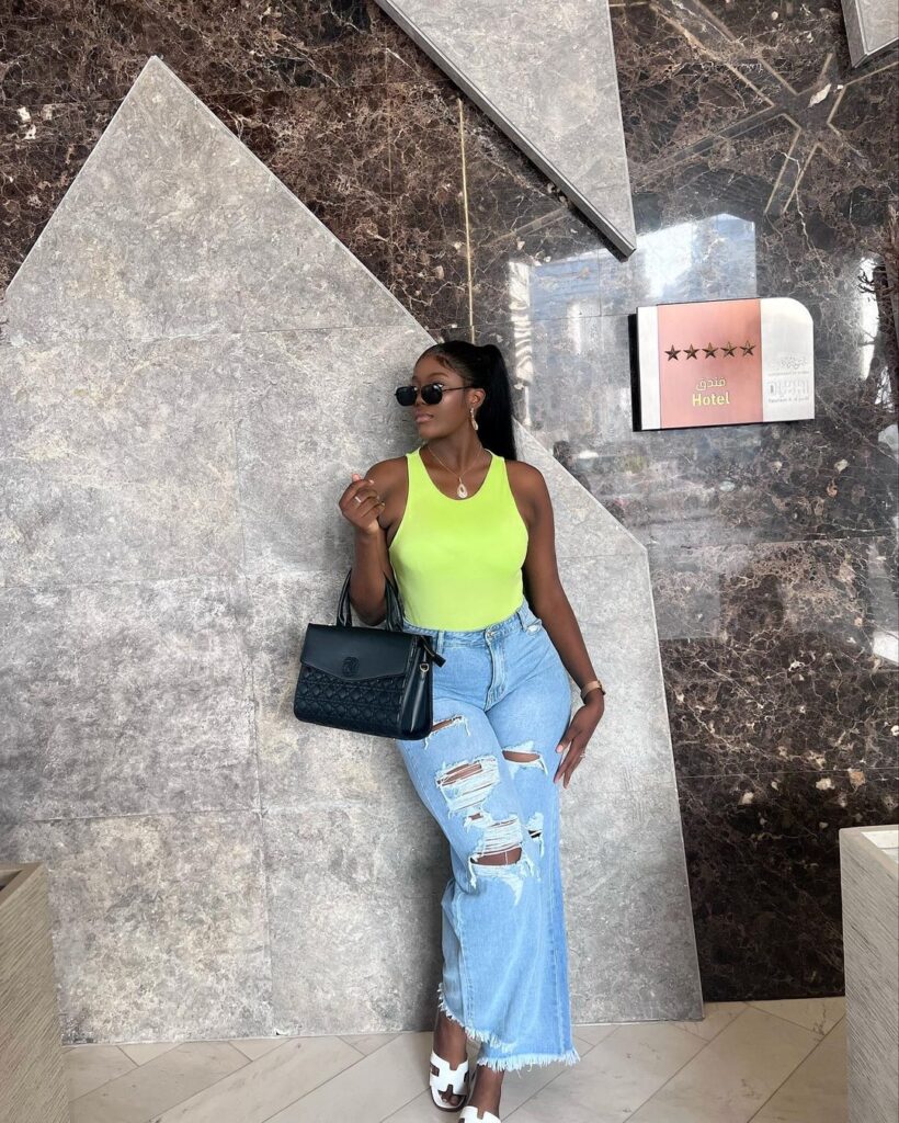 (02 photos) :  En jean déchiré, Aadjah Everywhere se dévoile tout en formes et en rondeurs 