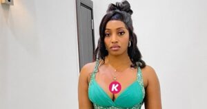 Minirobe, dos nu, Abidemi Awotale fait un clin d&rsquo;oeil à ses fans
