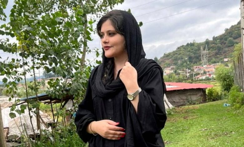 Iran : MØrt de Mahsa Amini, les femmes protestent en se coupant les cheveux