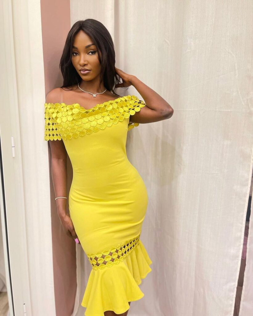 (03 photos) : Coumba Babacar s&rsquo;affiche dans une robe jaune qui épouse ses rondeurs
