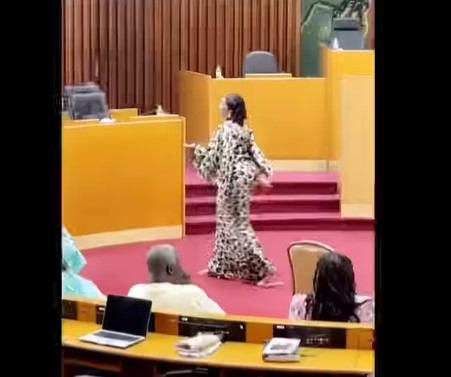 (Vidéo) : Le déhanchement de la députée Fanta Sall à l’Assemblée nationale  secoue la toile