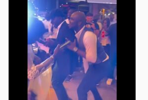 (Vidéo) : Abba No Stress pousse Dj Boubs à danser en public. Découvrez la réaction de l&rsquo;animateur
