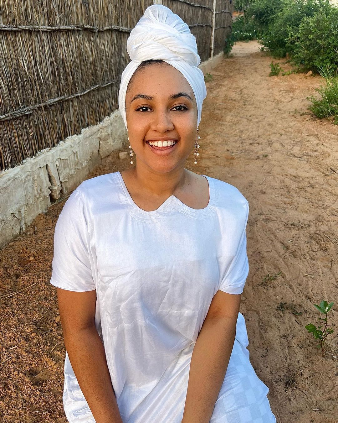 (02 photos) : Sans bling bling, ni make up, Faynara célèbre Bamba dans la simplicité