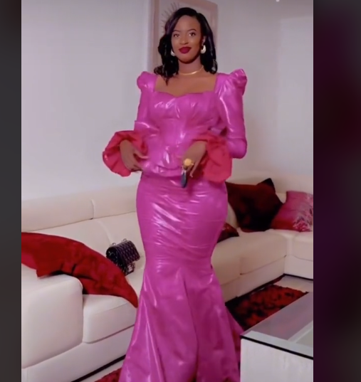 Kala de Yaay 2.0 toute sublime dans une taille basse dos nu