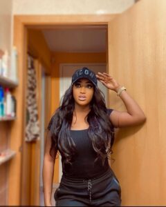 (03 photos) – Woman in black : Lysa garde sa splendeur
