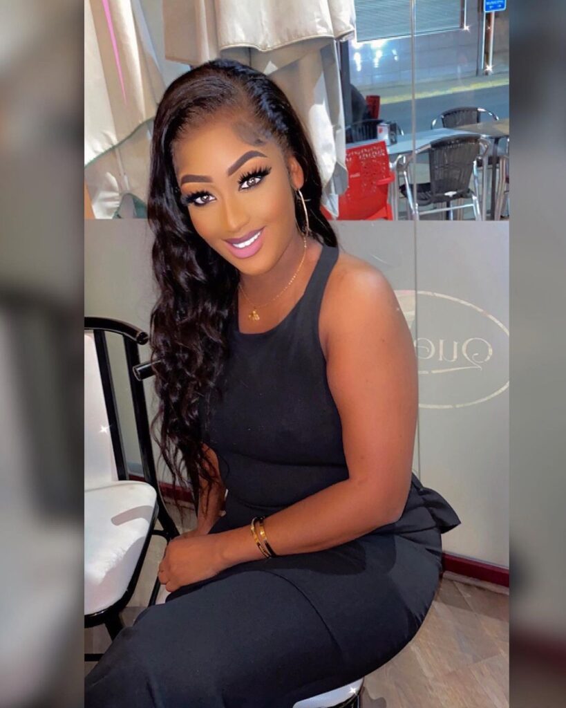 Lysa Rohan (04 photos) : Le look tout noir de Lysa fascine ses followers