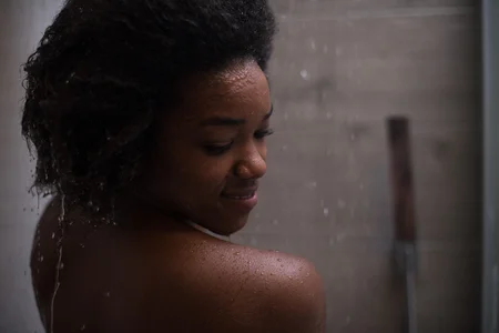 11 gestes que vous faites sous la douche qui ruinent votre peau