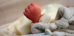 Tamba : Elle trompe son mari, tombe enceinte, accouche et j3tte son bébé dans un puits 