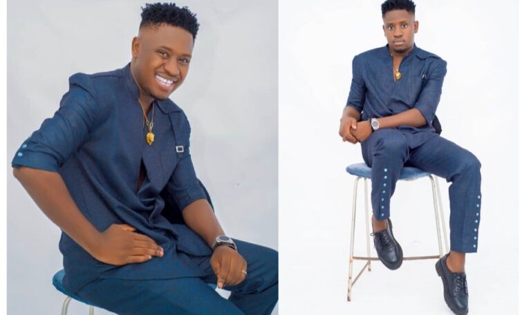 Pape Bilal du groupe Zbest family très élégant et charismatique en costume africain