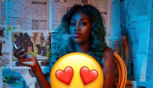 Se!ns, str!ng, fe$$es, cigarette: Odette de Vautour montre tout sur Instagram