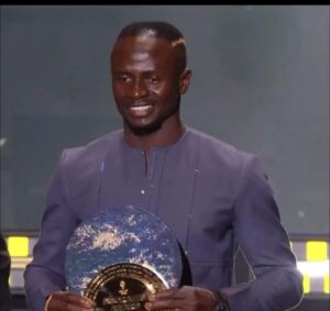 Youssou Ndour à Sadio Mané : « Tu es le ballon d&rsquo;or des cœurs que nous célébrons en chœurs »