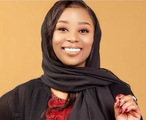 (Photos): Make up soft sourire provoc&rsquo;, Adiouza une vraie perle rare