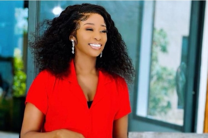 (Photos): En rouge danger, la diva Adiouza croque la vie