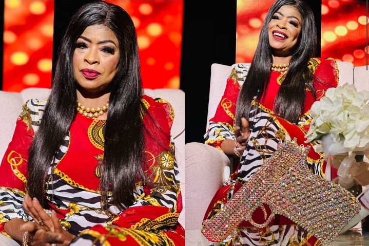 (Photos): Bien maquillée, l&rsquo;honorable député Koura Macky alias « A gun » trés souriante