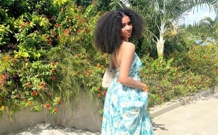 (Photos): Dos nu, Raky Aïdara décontracte la robe fleurette