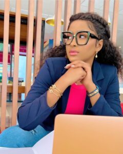 Arrêt sur image : En lunettes, Aïcha Rassoul Gningue, la poupée de tik tok